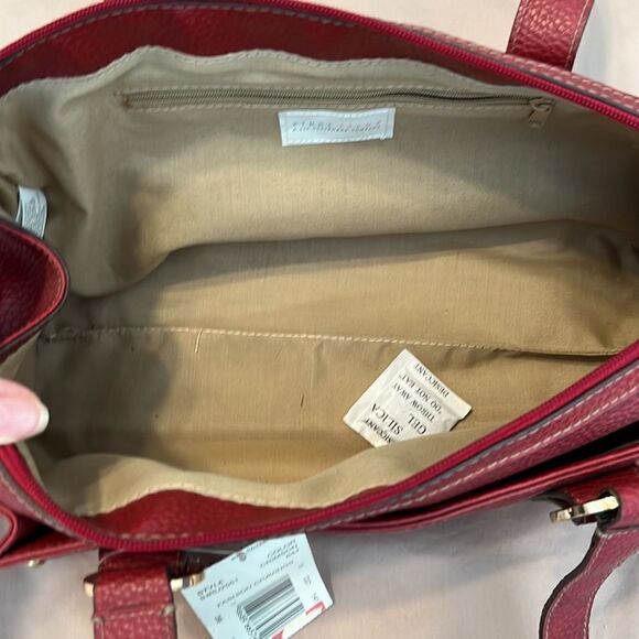 NWT First Issue red pebbled faux leather bag 1 inside & outside pocket zip close - Picture 9 of 13